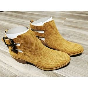 NWOT Womens booties